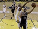 Tony Parker ze San Antonia se pokou�� zakon�it, Jarrett Jack z Golden State je