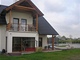 Do d�evostavby s velk�mi francouzsk�mi okny pou�ili majitel� spoustu skla. A