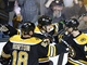 Boston�t� hokejist� (zleva) Nathan Horton, Torey Krug a David Krej�� se raduj�