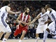 Vassilis Spanulis z Olympiakosu Pireus se prob�j� p�esilou Realu Madrid.