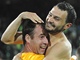Jablone�t� fotbalist� Lubo� Lou�ka (vpravo) a Michal �pit slav� v�t�zstv� v