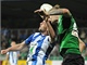 V�t Bene� (vpravo) z Jablonce v hlavi�kov�m souboji s Martinem Ne�porem z