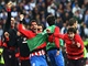 JE TO BLÍZKO. Fotbalisté Atlétika Madrid slaví trefu Joaa Mirandy do sítě Realu
