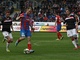 OFSAJD. Plze�sk� Daniel Kol�� u� na br�nu Slavie nevyst�el�, byl v ofsajdu.