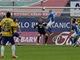 PRVN� G�L Z�PASU. Ostravsk� stoper Michal Frydrych pos�l� m�� hlavou do