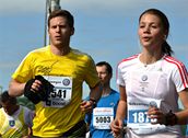 Bezmála deset tisíc běžců vyběhlo na trať Pražského maratonu