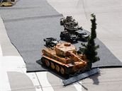 V hradeckém obchodním centru jsou k vidění modely lodí, tanků, letadel i zbraní