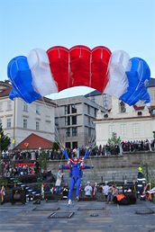 Parašutisté přistáli u Karlova mostu