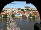 KRÁSNÝ VÝHLED. Účastnící Pražského maratonu se proběhli také po Karlově mostě. KRÁSNÝ VÝHLED. Účastnící Pražského maratonu se proběhli také po Karlově mostě.