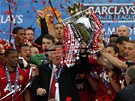 KRÁSNÉ LOU�ENÍ. Alex Ferguson s trofejí pro vít�ze anglické ligy. Mana�er