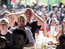 Fanoušci sledovali zápas, popíjeli pivo a nechyběly ani buřty. Fanoušci sledovali zápas, popíjeli pivo a nechyběly ani buřty.