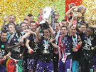 S POH�REM. Fotbalist� Anderlechtu oslavuj� triumf v belgick� lize.