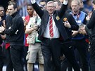 P�ED ZÁPASEM. Alex Ferguson mává divák�m p�edtím, ne� naposledy usedne na...