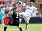 POZOR NA HLAVU. Chico Flores ze Swansea (vpravo) odehr�v� m�� p�ed Alexem