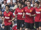 POKRA�UJEME. Z�lo�n�k �in�i Kagawa (vlevo) oslavil se spoluhr��i z Manchesteru...