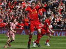 LOU�EN� S D�TMI. Jamie Carragher z Liverpoolu vyb�h� se sv�mi ratolestmi k