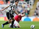 NA ZEMI. Tom�e Rosick�ho v tomhle souboji p�ed�il Hatem Ben Arfa z Newcastlu.