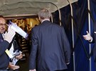 KONEC. Sir Alex Ferguson nech�v� fotbalov� tr�vn�k za z�dy a odch�z�.