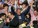 PRO� SE RADUJ�? P��znivci Chelsea oslavuj� v�hru nad Evertonem a mo�n� i odchod