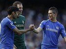 ZAKON�EN� SEZONY. Paulo Ferreira, Petr �ech a Fernando Torres (zleva) si