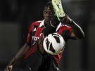 KRKOLOMN�. Mario Balotelli, �to�n�k AC Mil�n, zkou�� zakon�it v utk�n� v Sien�. 