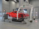 Za�átek montá�e. Ne�ekejte plynule se pohybující výrobní linku, jak je to b�né