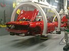 Osmiválcový model 458 Spider se za�íná skládat. 