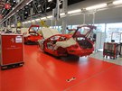 Montá� �ty�místného Ferrari FF. Stejné pou�ívá také prezident automobilky Luca...