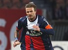 V AKCI. David Beckham vede m�� v z�pase francouzsk� ligy.