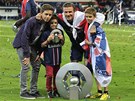 T�TA A JEHO KLUCI. David Beckham p�zuje u poh�ru pro mistra francouzsk�...
