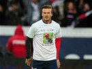 SMUTN� VZPOM�NKA. David Beckham se rozcvi�uje p�ed ve�ern�m z�pasem a na sob�...