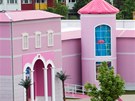 Otev�ení prvního domu Barbie v Evrop� provázely protesty feministek.
