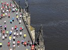 Po krátkém malostranském úseku přeběhli účastníci závodu po Karlově mostě zpět... Po krátkém malostranském úseku přeběhli účastníci závodu po Karlově mostě zpět...