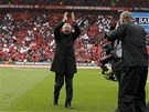 P�ÍCHOD HLAVNÍ POSTAVY. Alex Ferguson si p�ed svým posledním zápasem na lavi�ce