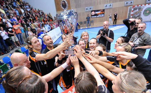 DOKÁZALY JSME TO. Mostecké házenkářky vyhrály Vyzývací pohár a zisk trofeje si DOKÁZALY JSME TO. Mostecké házenkářky vyhrály Vyzývací pohár a zisk trofeje si