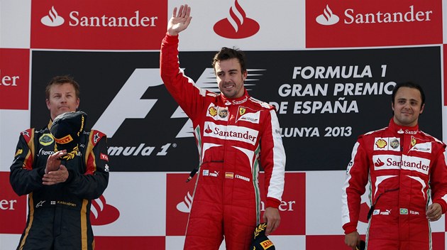 POZDRAV DIVÁK�M. Fernando Alonso si u�ívá potlesk po vít�zství ve Velké cen�