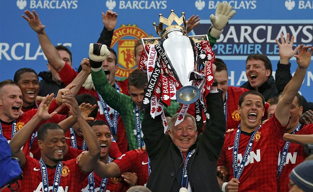 KRÁSNÉ LOU�ENÍ. Alex Ferguson s trofejí pro vít�ze anglické ligy. Mana�er