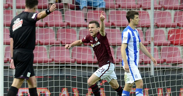GÓL. David Lafata se raduje, právě vstřelil první branku do boleslavské sítě. GÓL. David Lafata se raduje, právě vstřelil první branku do boleslavské sítě.