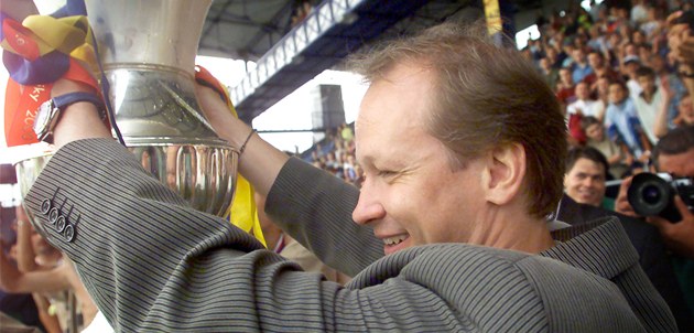 Ivan Hašek s pohárem pro mistra ligy, který získal za sezonu 1999-2000 coby Ivan Hašek s pohárem pro mistra ligy, který získal za sezonu 1999-2000 coby