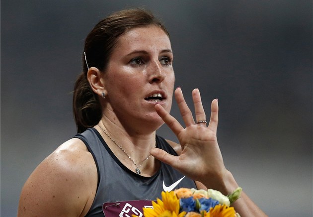 S MODRO-�LUTOU KYTICÍ. Zuzana Hejnová slaví triumf na trati 400 metr� p�eká�ek