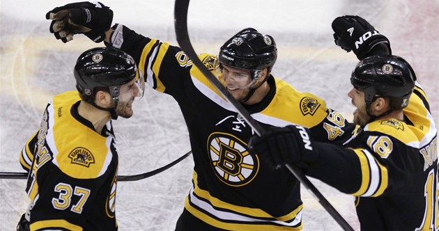 RADOST BOSTONU. Patrice Bergeron (zleva), David Krejčí a Nathan Horton slaví RADOST BOSTONU. Patrice Bergeron (zleva), David Krejčí a Nathan Horton slaví