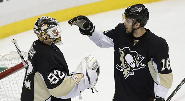 DOBRÁ PRÁCE. Branká� Pittsburghu Tomá� Vokoun p�ijímá pochvalu spoluhrá�e
