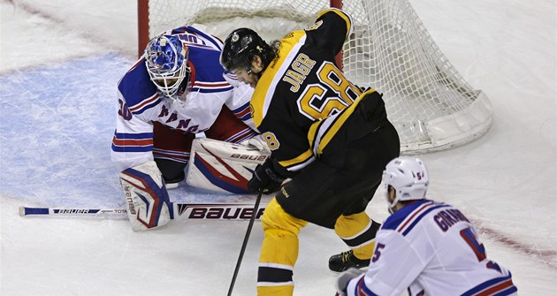 V ŠANCI. Jaromír Jágr z Bostonu před brankářem New York Rangers Henrikem V ŠANCI. Jaromír Jágr z Bostonu před brankářem New York Rangers Henrikem