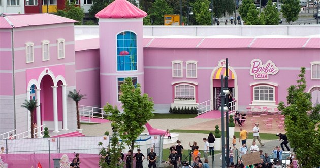 Otevření prvního domu Barbie v Evropě provázely protesty feministek. Otevření prvního domu Barbie v Evropě provázely protesty feministek.