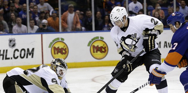 Pittsburgský brankář Tomáš Vokoun zasahuje během duelu s NY Islanders, Hlídkuje Pittsburgský brankář Tomáš Vokoun zasahuje během duelu s NY Islanders, Hlídkuje
