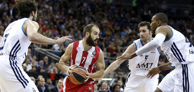 Vassilis Spanulis z Olympiakosu Pireus se probíjí přesilou Realu Madrid. Vassilis Spanulis z Olympiakosu Pireus se probíjí přesilou Realu Madrid.