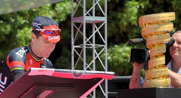 Cadel Evans se zapisuje do startovní listiny Giro d´Italia. "Dohlížela" na něj Cadel Evans se zapisuje do startovní listiny Giro d´Italia. "Dohlížela" na něj