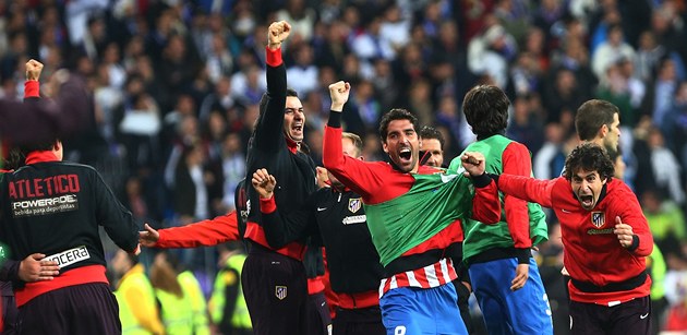 JE TO BLÍZKO. Fotbalisté Atlétika Madrid slaví trefu Joaa Mirandy do sítě Realu JE TO BLÍZKO. Fotbalisté Atlétika Madrid slaví trefu Joaa Mirandy do sítě Realu