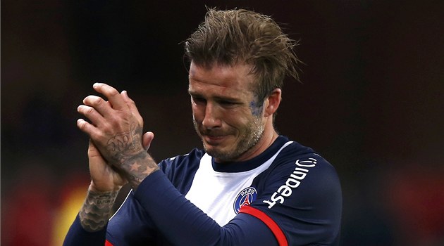 DOJATÁ HV�ZDA. David Beckham opou�tí h�i�t� p�i svém (z�ejm�) p�edposledním...