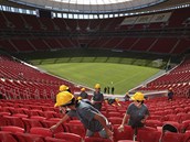 Poslední úpravy p�ed otev�ením nového Národního stadionu v brazilském hlavním